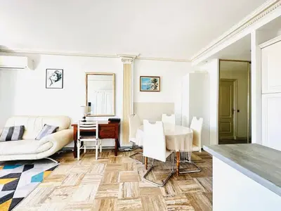 Coin salon dans l'établissement Le Splendide - studio croisette - vue mer