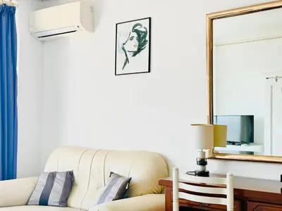 Coin salon dans l'établissement Le Splendide - studio croisette - vue mer