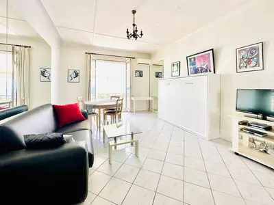 Télévision ou salle de divertissement dans l'établissement Miramar - Studio Croisette - Vue Mer Panoramique