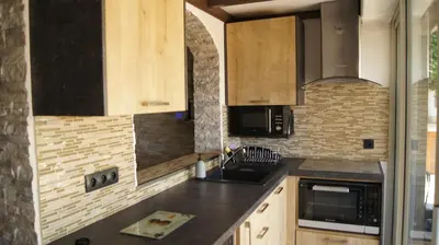 Cuisine ou kitchenette dans l'établissement Charmant 2p au calme, jardin, piscine, vue panoramique et stationnement