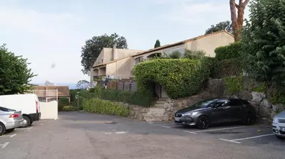Plan de l'établissement Charmant 2p au calme, jardin, piscine, vue panoramique et stationnement
