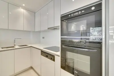 Cuisine ou kitchenette dans l'établissement Appartement calme et confortable -terrasse- Cannes