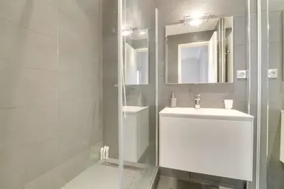Salle de bains dans l'établissement Appartement calme et confortable -terrasse- Cannes