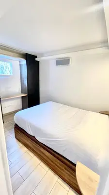 Un ou plusieurs lits dans un hébergement de l'établissement T2 moderne avec piscine, tennis et garage