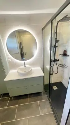Salle de bains dans l'établissement T2 moderne avec piscine, tennis et garage