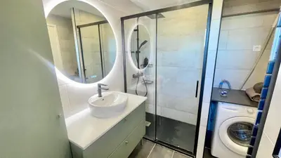 Salle de bains dans l'établissement T2 moderne avec piscine, tennis et garage