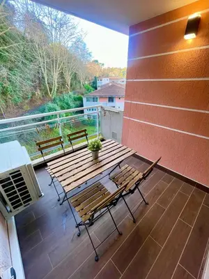 Balcon ou terrasse dans l'établissement T2 moderne avec piscine, tennis et garage