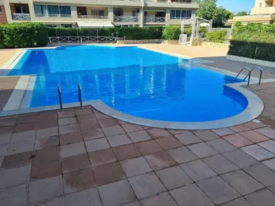 Piscine de l'établissement T2 moderne avec piscine, tennis et garage ou située à proximité