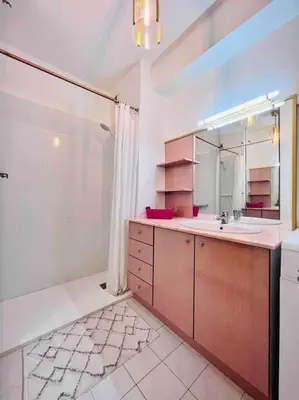 Salle de bains dans l'établissement L'Eden : Apt 4 Prs, clim, parking,300 m des plages