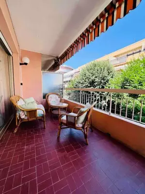 Balcon ou terrasse dans l'établissement L'Eden : Apt 4 Prs, clim, parking,300 m des plages