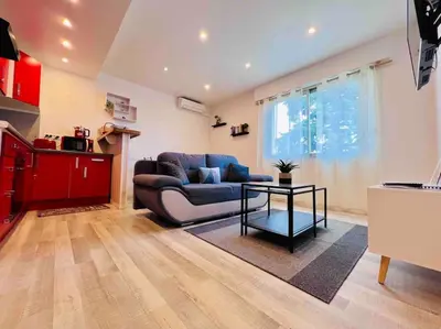 Cuisine ou kitchenette dans l'établissement Le Red Light : Apt 4 Prs, Clim, 300m des plages