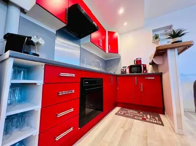 Cuisine ou kitchenette dans l'établissement Le Red Light : Apt 4 Prs, Clim, 300m des plages