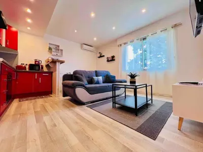 Coin salon dans l'établissement Le Red Light : Apt 4 Prs, Clim, 300m des plages