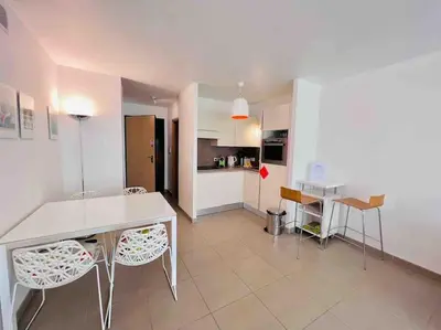 Cuisine ou kitchenette dans l'établissement Le White Pearl : Apt 4 Prs, Parking, Clim