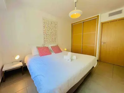 Un ou plusieurs lits dans un hébergement de l'établissement Le White Pearl : Apt 4 Prs, Parking, Clim