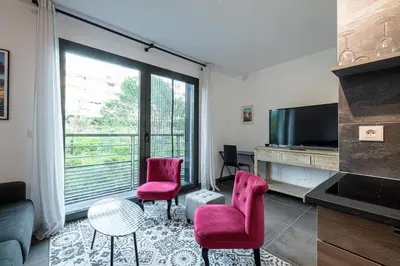 Télévision ou salle de divertissement dans l'établissement New listing - 1 Bed Apt,Air-Con,Beach access,Sea