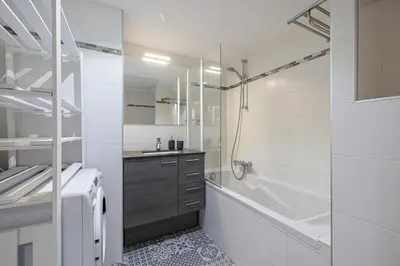 Salle de bains dans l'établissement New listing - 1 Bed Apt,Air-Con,Beach access,Sea