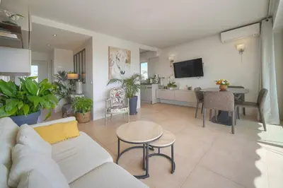 Télévision ou salle de divertissement dans l'établissement FRGK 'Etoile du sud TERRASSE Vue Mer PALM BEACH WIFI FIBRE'