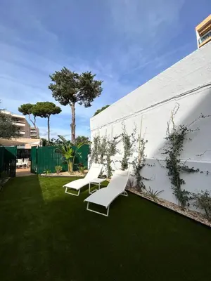 Jardin de l'établissement Riviera 1 ou Riviera 2 ou réservez les 2 Front de Mer Cagnes sur Mer Promenade de la plage