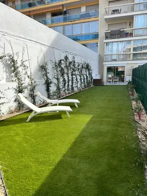 Jardin de l'établissement Riviera 1 ou Riviera 2 ou réservez les 2 Front de Mer Cagnes sur Mer Promenade de la plage