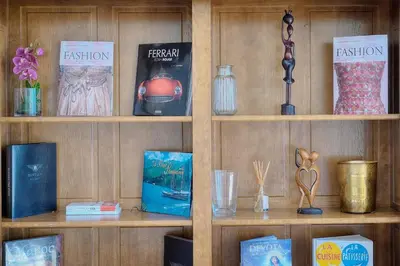 Bibliothèque dans l'appartement
