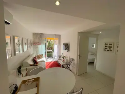 Télévision ou salle de divertissement dans l'établissement Renovated Cannes Centre Banane balcon