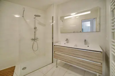 Salle de bains dans l'établissement Appartement , piscine, terrasse, proche croisette