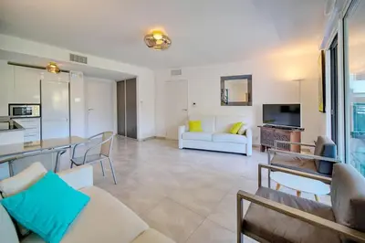 Télévision ou salle de divertissement dans l'établissement Appartement , piscine, terrasse, proche croisette