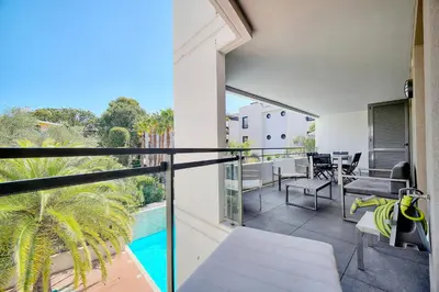 Balcon ou terrasse dans l'établissement Appartement , piscine, terrasse, proche croisette