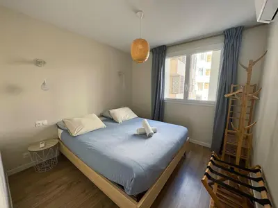 Un ou plusieurs lits dans un hébergement de l'établissement Heart of Antibes 3 BBedroom Queen beds AC Parking