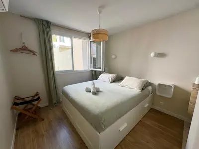 Un ou plusieurs lits dans un hébergement de l'établissement Heart of Antibes 3 BBedroom Queen beds AC Parking