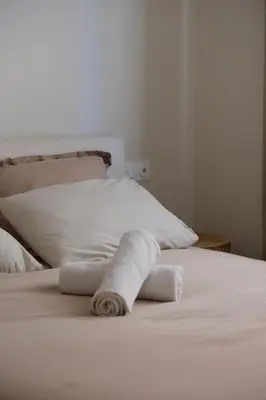Un ou plusieurs lits dans un hébergement de l'établissement Heart of Antibes 3 BBedroom Queen beds AC Parking