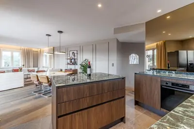 Cuisine ou kitchenette dans l'établissement Villa sur le toit, duplex, 5 pièces 160m2, piscine