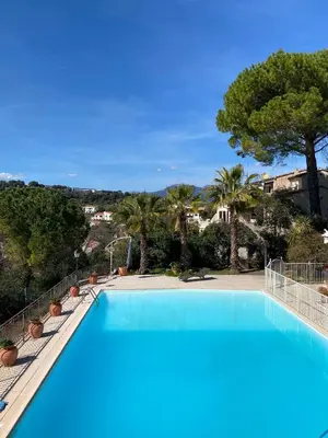 Piscine de l'établissement Villa sur le toit, duplex, 5 pièces 160m2, piscine ou située à proximité