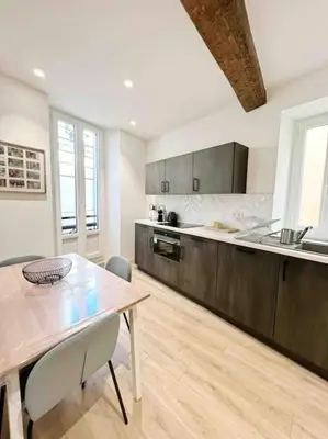 Cuisine ou kitchenette dans l'établissement Le James Close: Apt 4 Prs standing - Vieille Ville