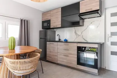 Cuisine ou kitchenette dans l'établissement Maisonnette à 400m de la Plage