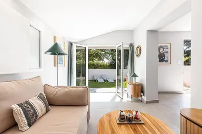 Coin salon dans l'établissement Maisonnette à 400m de la Plage