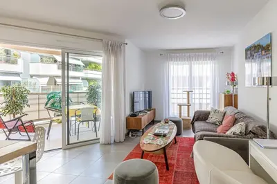 Télévision ou salle de divertissement dans l'établissement OLD - Center Antibes 2 bedroom modern place