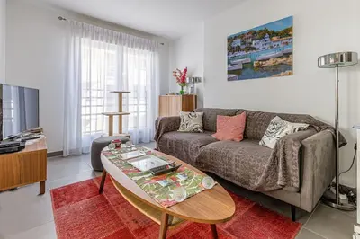 Télévision ou salle de divertissement dans l'établissement OLD - Center Antibes 2 bedroom modern place