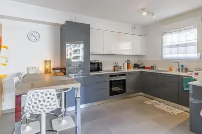Cuisine ou kitchenette dans l'établissement OLD - Center Antibes 2 bedroom modern place
