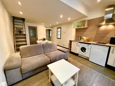 Cuisine ou kitchenette dans l'établissement SUPERBE 2P MEZZANINE AU COEUR DU VIEIL ANTIBES