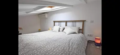 Un ou plusieurs lits dans un hébergement de l'établissement SUPERBE 2P MEZZANINE AU COEUR DU VIEIL ANTIBES