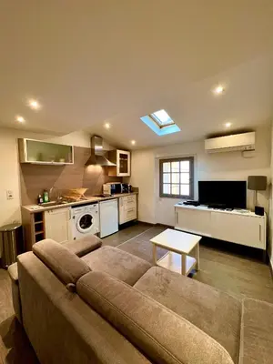 Cuisine ou kitchenette dans l'établissement SUPERBE 2P MEZZANINE AU COEUR DU VIEIL ANTIBES