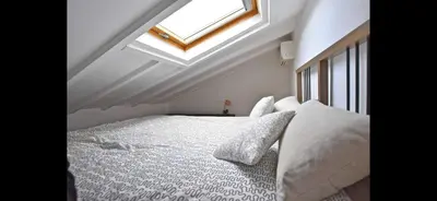 Un ou plusieurs lits dans un hébergement de l'établissement SUPERBE 2P MEZZANINE AU COEUR DU VIEIL ANTIBES