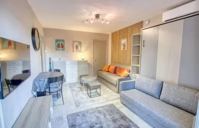 Coin salon dans l'établissement Studio Antibes Centre ville - Parking WIFI Climatisation - LIMESTAY