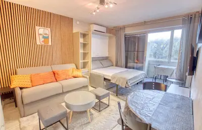 Coin salon dans l'établissement Studio Antibes Centre ville - Parking WIFI Climatisation - LIMESTAY