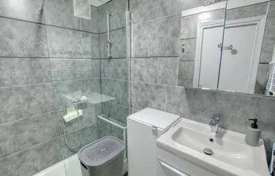 Salle de bains dans l'établissement Studio Antibes Centre ville - Parking WIFI Climatisation - LIMESTAY