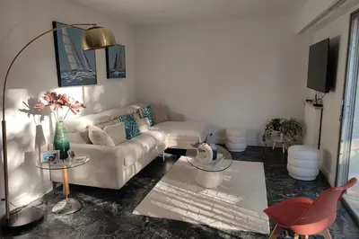 Coin salon dans l'établissement Brand new 2-bedroom apartment in Antibes with AC and sea view