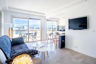 Télévision ou salle de divertissement dans l'établissement One BDRM flat A/C-Congress/Beaches by Olidesi