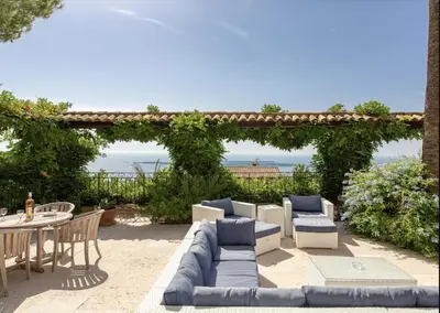 Coin salon dans l'établissement LE CASTEL ROSE Super Cannes, face aux Îles de Lérins